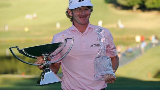 FOTO Snedeker favoritům vytřel zrak. Ukradl obě trofeje