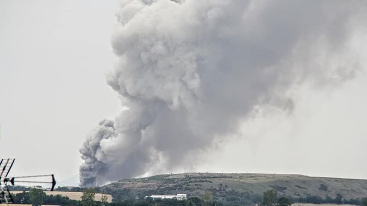V Tursku nedaleko Prahy hoří zemědělský sklad, kouř jde vidět kilometry daleko