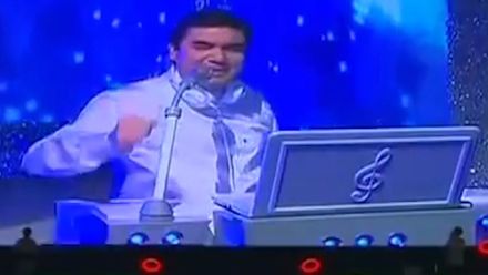 Turkmeni mají prezidenta všeuměla a všeználka. Odteď může vládnout do smrti