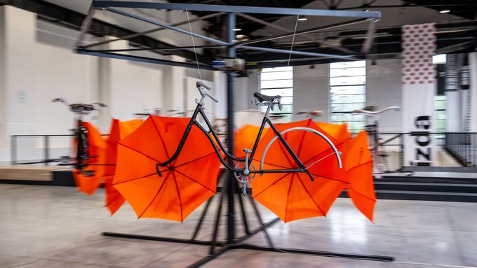 Dílo kombinující kolo s deštníky vytvořil Lubomír Typlt.