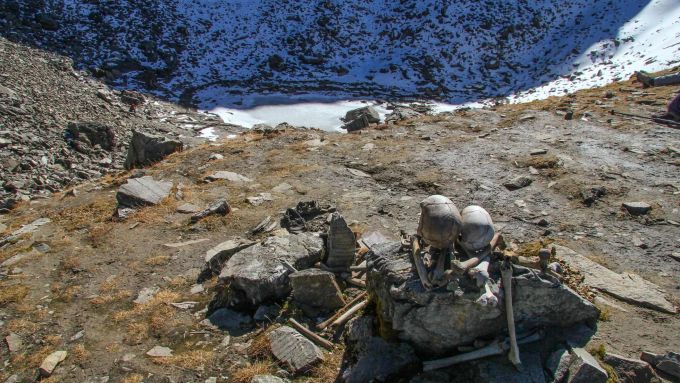 Rúp Kund dál vyvrhuje ostatky stovek lidí a záhada se prohlubuje.