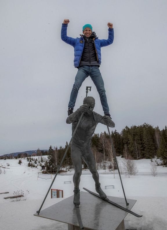 Po tiskové konferenci si Björndalen vylezl na svoji vlastní sochu