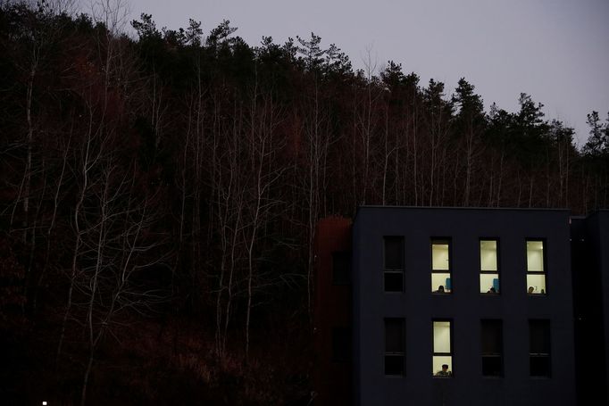 V Jižní Koreji funguje soukromé vězení, kde se lidé dobrovolně nechávají za úplatu zavírat, aby se osvobodili od stresu-plného shonu jejich každodenních životů.