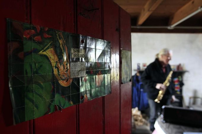 Artist and poet Barry Edgar Pilcher, age 69, plays the clarinet in his cottage on the Island of Inishfree in County Donegal May 1, 2012. Pilcher is the only inhabitant of the island on which he has lived for the past 20 years. He only leaves the island once a week to collect his pension and buy groceries on the mainland. REUTERS/Cathal McNaughton (IRELAND - Tags: ENTERTAINMENT SOCIETY) Published: Kvě. 2, 2012, 11:05 dop.