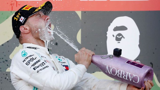 Valtteri Bottas z Mercedesu slaví vítězství ve Velké ceně Japonska