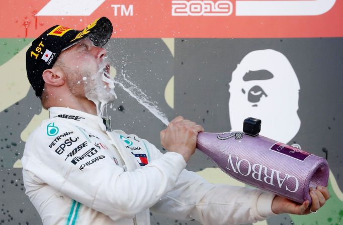 Valtteri Bottas z Mercedesu slaví vítězství ve Velké ceně Japonska