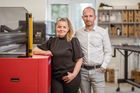 Továrníka nezlomila krádež ani věznice. Mácovu fabriku dnes oživují jeho pravnoučata