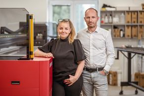 Továrníka nezlomila krádež ani věznice. Mácovu fabriku dnes oživují jeho pravnoučata