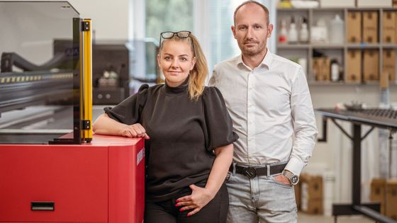 Továrníka nezlomila krádež ani věznice. Mácovu fabriku dnes oživují jeho pravnoučata