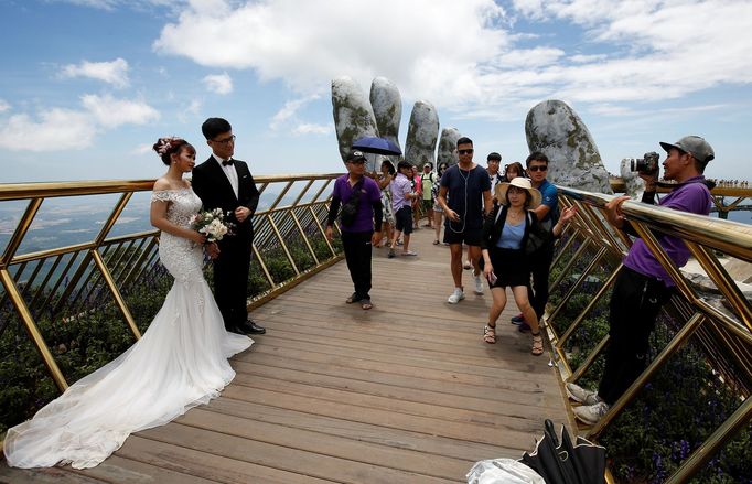 Obří ruka podpírá na kopci Ba Na v nadmořské výšce 1000 metrů nad mořem lávku nazvanou Gold Bridge v blízkosti města Danang ve Vietnamu.