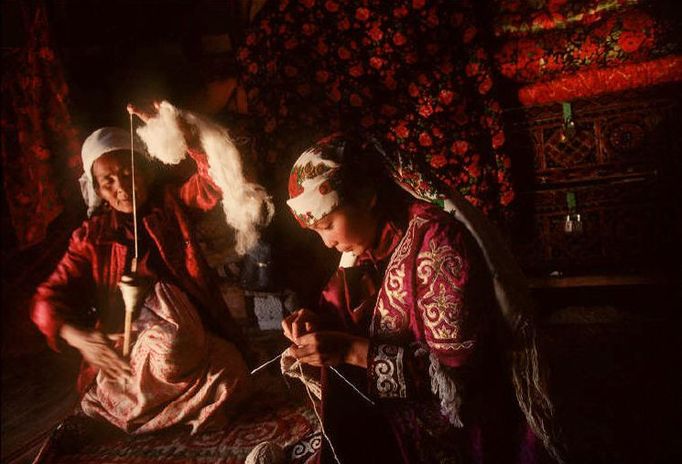 Na ilustračním snímku: Práce s jehlami, Turkmenistán. Fotografie z roku 1994.