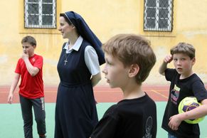 Foto: „Sestro Andělo, přihraj!“ Na fotbale s řeholnicemi