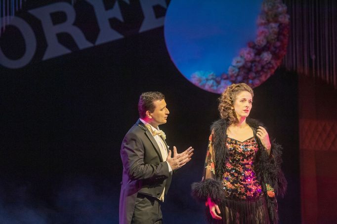 Miroslava Časarová jako Sylva Varescu a Josef Moravec coby Edwin Ronald.