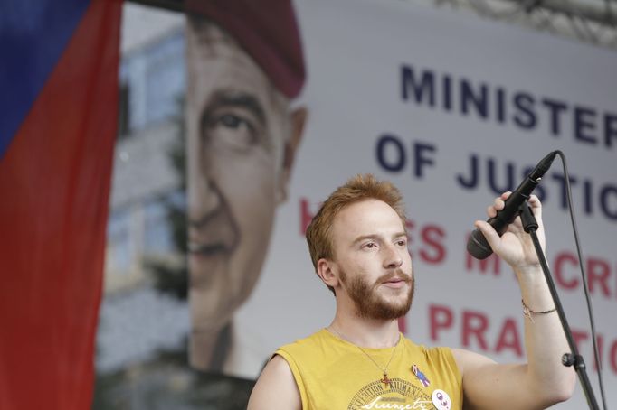 Záběr z demonstrace „Máme toho dost! Chceme demisi!“ proti Andreji Babišovi a Marii Benešové na Václavském náměstí.  4. 6. 2019.