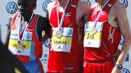Stupně vítězů v cíli Pražského maratonu. Uprostřed je vítěz Hélder Ornelas z Portugalska.