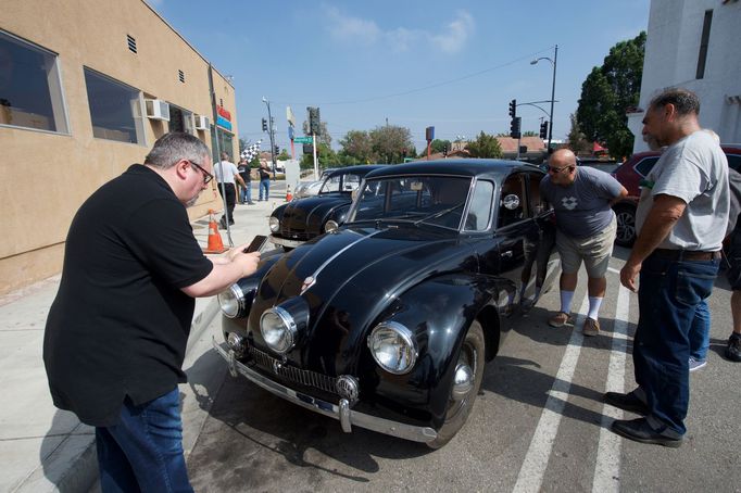 Sraz historických tatrovek v Los Angeles, během představení knihy Vladimíra Cettla "Zátiší s vraky Tatra".