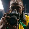 Usain Bolt si hraje na fotografa po vítězství v závodě na 200 metrů na OH 2012