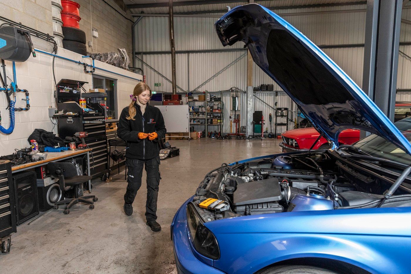 Mladá automechanička