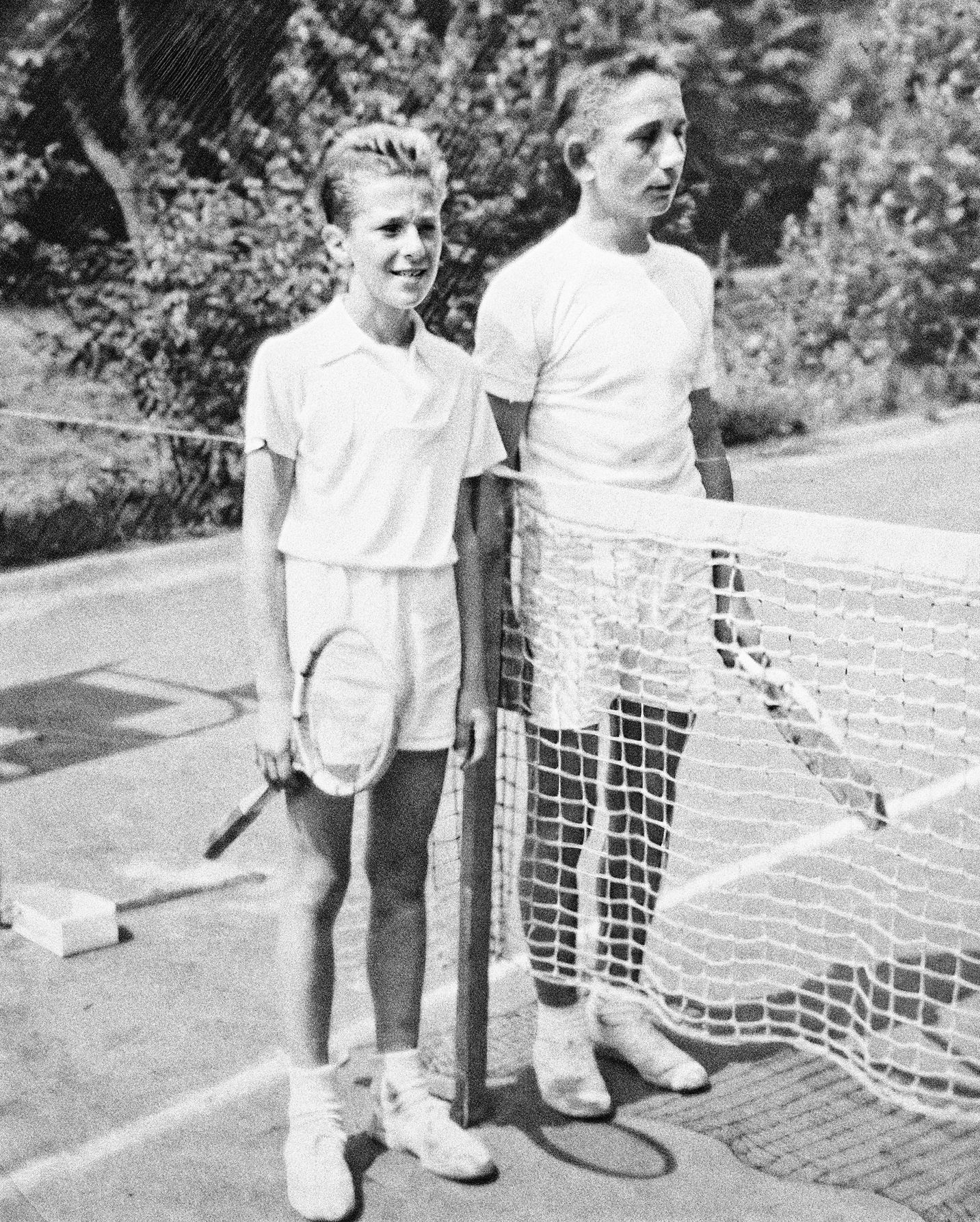 Jan Kodeš, tenisový žák, vlevo