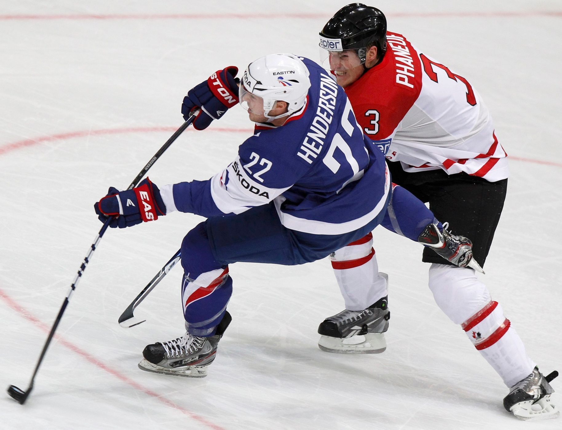 Henderson a Phaneuf v utkání Kanada - Francie