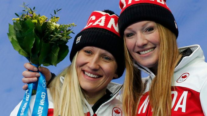 Kanaďanky Kaillie Humphriesová a Heather Moyseová se radují z obhajoby olympijského prvenství.
