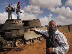 Po útoku spojenců na Kaddáfího tanky dobývají rebelové ztracené pozice na východě země