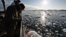 Turisté si prohlížejí ledovce v zátoky Disko nedaleko fjordu Jakobshavn u města Ilulissat v Grónsku. Teplejší podnebí v Grónsku do země přivádí stále více turistů. V rozvoj turismu doufá také 56 000 většinou původních inuitských obyvatel tohoto dánského teritoria.