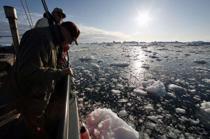 Turisté si prohlížejí ledovce v zátoky Disko nedaleko fjordu Jakobshavn u města Ilulissat v Grónsku. Teplejší podnebí v Grónsku do země přivádí stále více turistů. V rozvoj turismu doufá také 56 000 většinou původních inuitských obyvatel tohoto dánského teritoria.