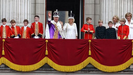 Královský pár zdraví po návratu z korunovace davy lidí před Buckinghamským palácem.