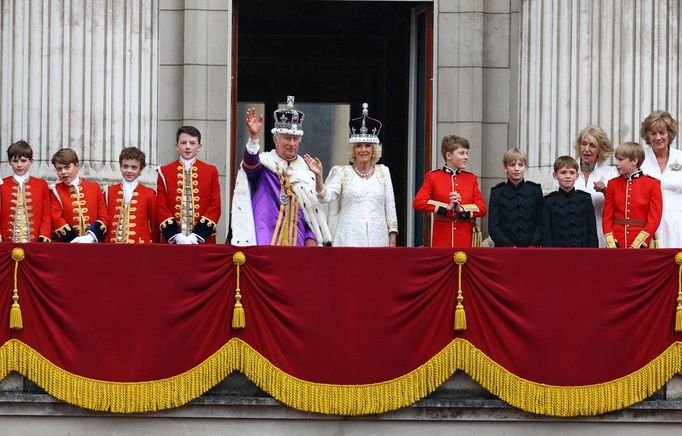 Královský pár zdraví po návratu z korunovace davy lidí před Buckinghamským palácem.