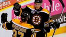 Patrice Bergeron a Jordan Caron se radují z gólu