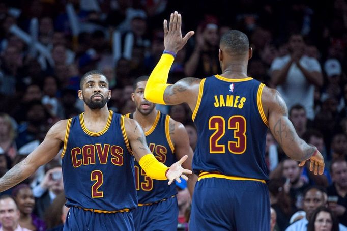 Kyrie Irving a LeBron James slaví výhru Clevelandu