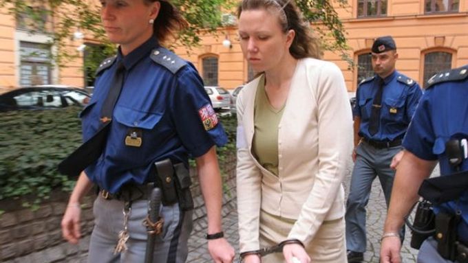 Klára Mauerová před soudem, který rozhodoval, komu svěří její syny