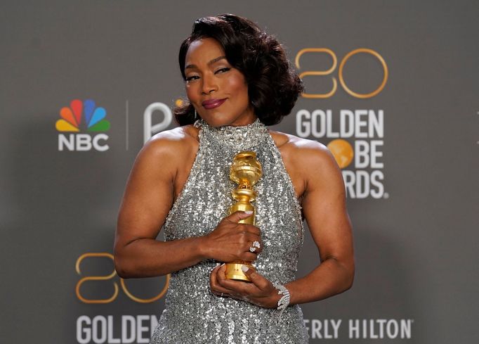 Angela Bassett se Zlatým glóbem za herectví ve Black Pantherovi: Wakanda nechť žije.