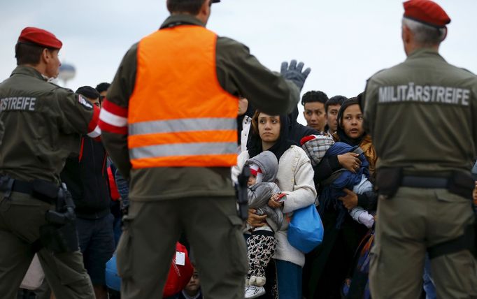 Rakouská armáda asistuje při zvládání migrační krize.