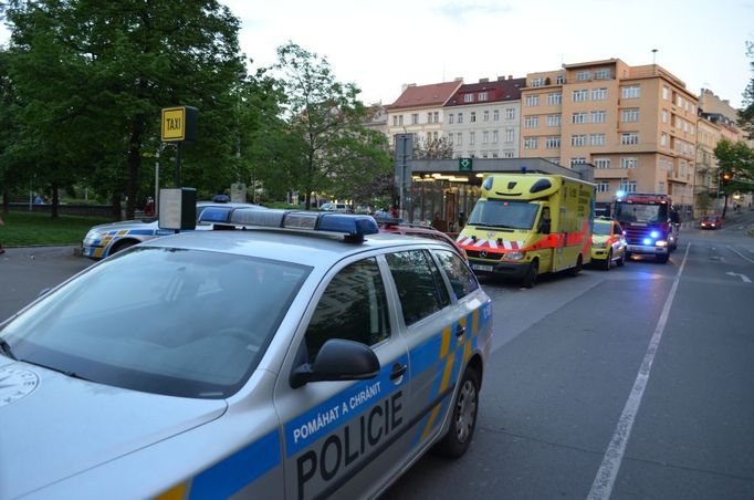 Policejní auto a vozidlo záchranné služby před stanicí metra Jiřího z Poděbrad.