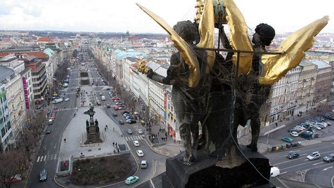 A tam kde létají ptáci musí být socha nad Václavským náměstím zabalená do pletiva a připoutaná, aby nehrozil její pád z budovy dolů.