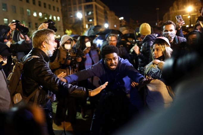 Protesty u Bílého domu sílí. Na místě už podle svědků dochází k potyčkám.