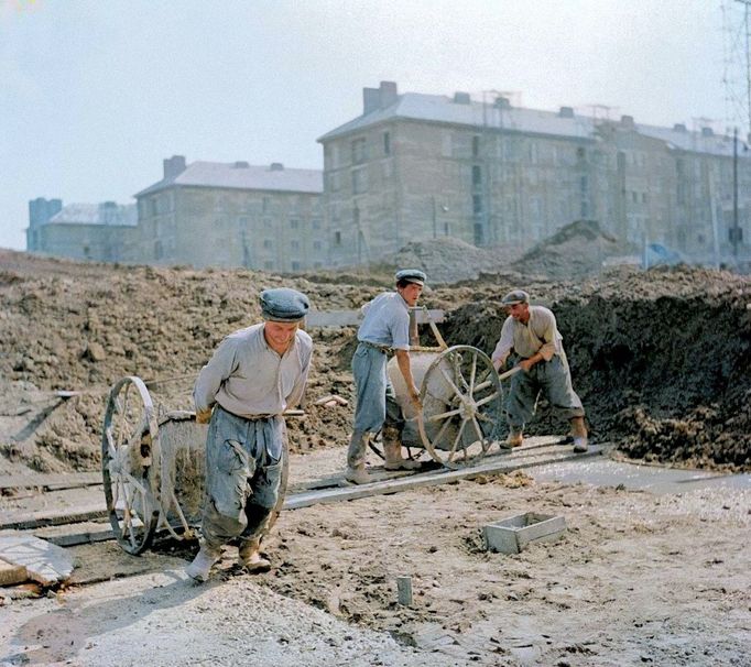 Záběr ze staveniště bytových jednotek sídliště  "Stalingrad" - nové čtvrti města Ostravy. Rok 1952