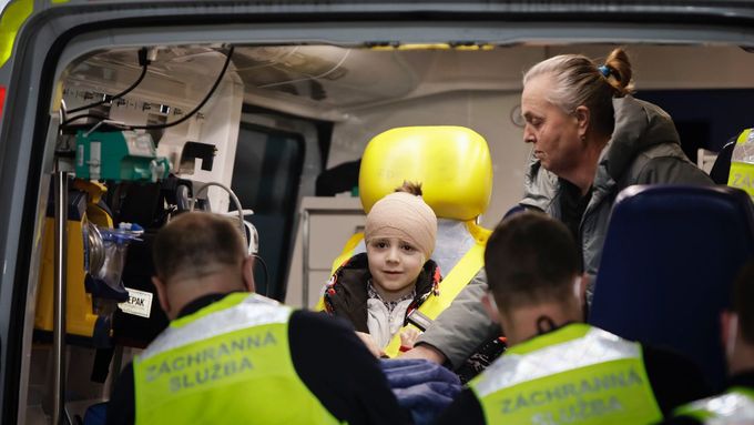 Čeští záchranáři z Ukrajiny přivezli chlapečka, kterého zranil granát. Matka zahynula