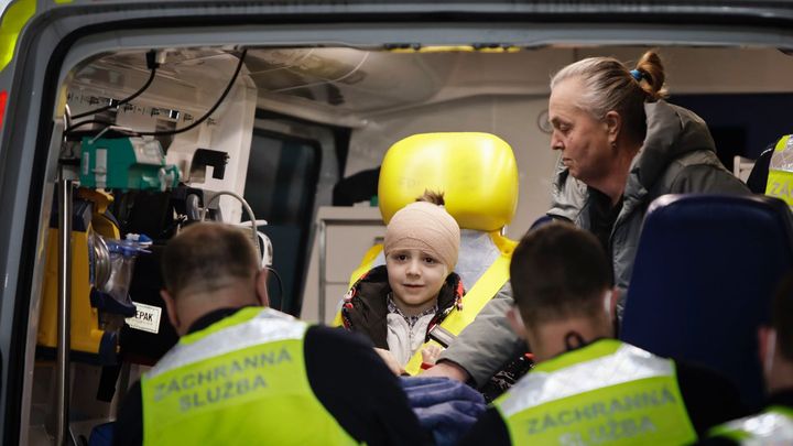 Čeští záchranáři z Ukrajiny přivezli chlapečka, kterého zranil granát. Matka zahynula; Zdroj foto: Libor Fojtík
