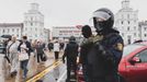 Ozbrojený policista dohlíží na demonstrace v Minsku.
