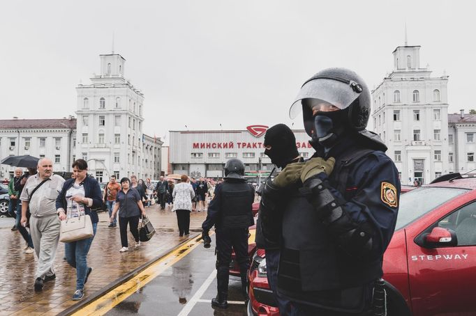 Ozbrojený policista dohlíží na demonstrace v Minsku.