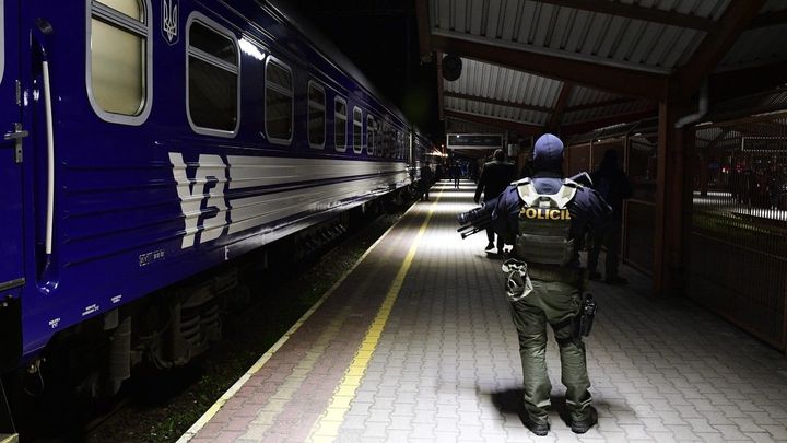 Ukrajinské válečné vlaky. Prezidenti jezdí ve VIP vagonu, při bombardování musí čekat