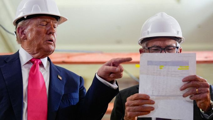 „To jsem od nikoho neslyšel.“ Šéf centrální banky Jerome Powell se před kamerami vzepřel americkému prezidentovi Donaldu Trumpovi.