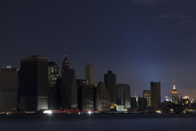 A largely powerless downtown Manhattan stands under a night sky due to a power blackout caused by Hurricane Sandy in New York October 31, 2012. New York City and the sodden U.S. Northeast began an arduous journey back to normal on Wednesday after mammoth storm Sandy killed at least 64 people in a rampage that swamped coastal cities and cut power to millions. The power companies had restored electricity to some 2.4 million customers in the U.S. Northeast, although the pace of recovery in New York appeared to lag behind other storm-hit states, according to the Department of Energy (DOE) data. REUTERS/Lucas Jackson (UNITED STATES - Tags: ENVIRONMENT DISASTER CITYSPACE) Published: Lis. 1, 2012, 3:40 dop.