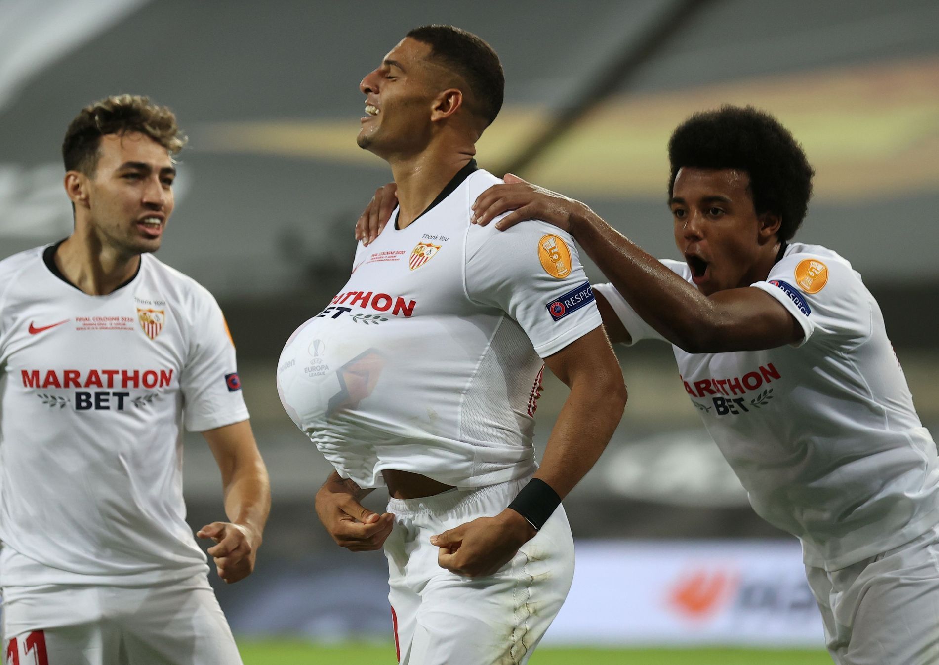 Diego Carlos slaví gól ve finále EL Sevilla - Inter Milán