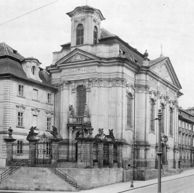 V době krutých represálií rozpoutaných nacisty bezprostředně po atentátu nalezli parašutisté díky představitelům pravoslavné církve bezpečné útočiště v kostele sv. Cyrila a Metoděje (za okupace sv. Karla Boromejského) v Resslově ulici v Praze.