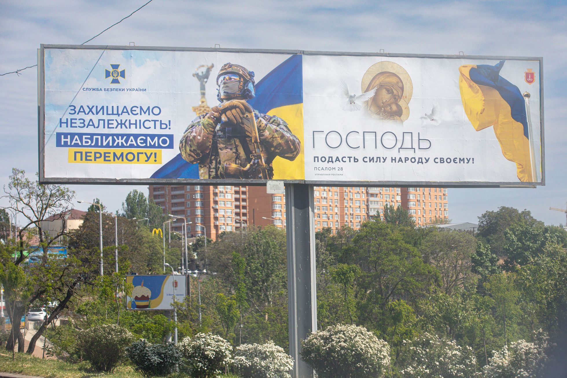 Ukrajina - květen 2023 - billboardy, válka, armáda