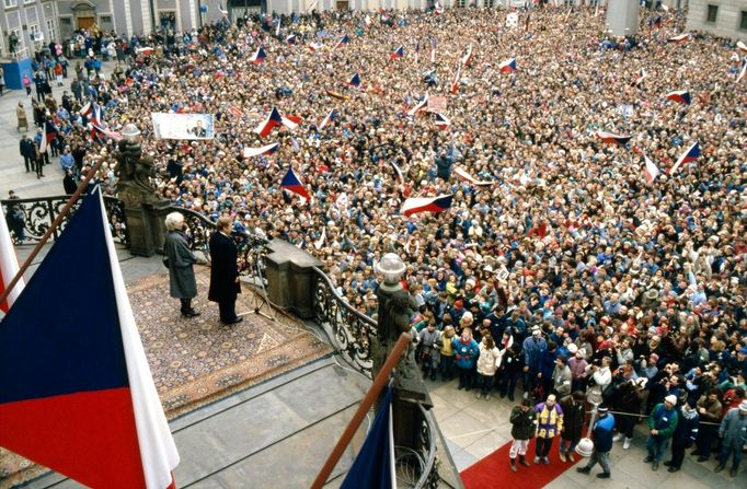 Pohled na nádvoří Pražského hradu při projevu Václava Havla po jeho zvolení prezidentem republiky. 2í. 12. 1989.